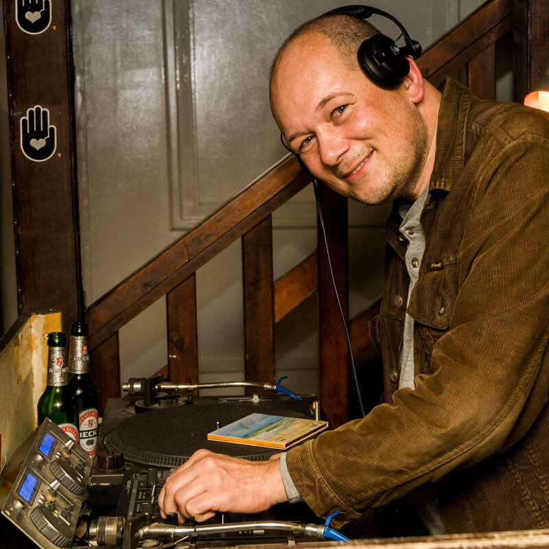 Der DJ lächelt in die Kamera